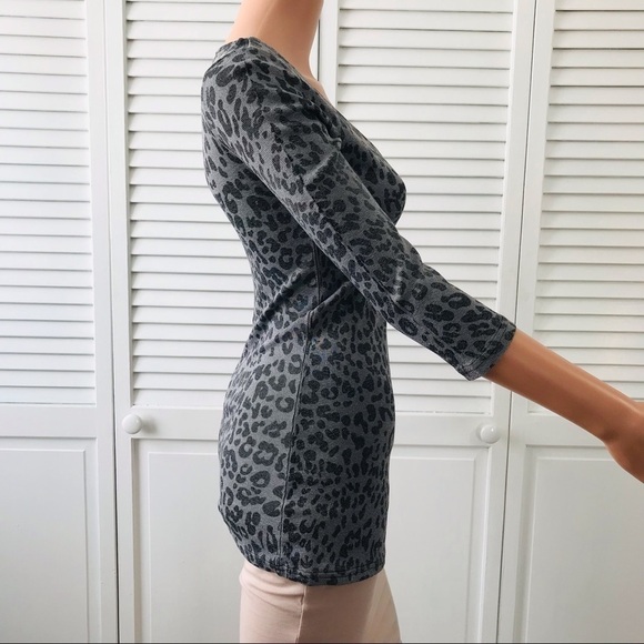 MICHAEL STARS Silver Black Animal Print V-Neck 3/4 Sleeve Shirt Size Small - Picture 4 of 7